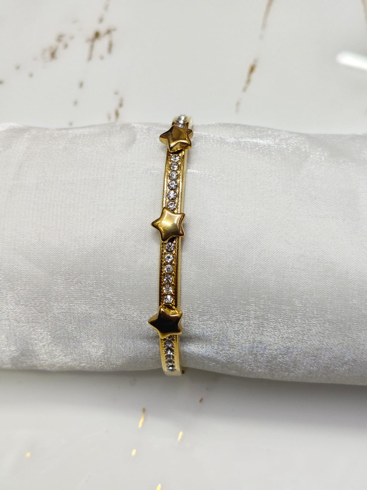 Elegant Shower-Safe Gold Link Bracelet